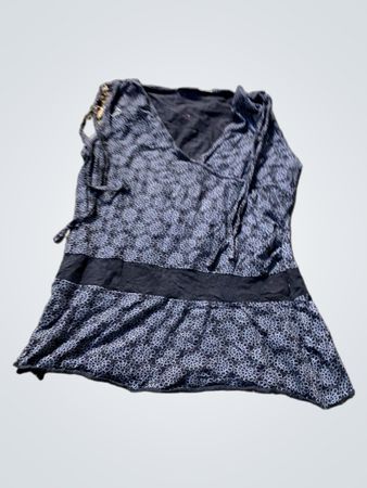 Schwarz und Grau gemusterte Tunika