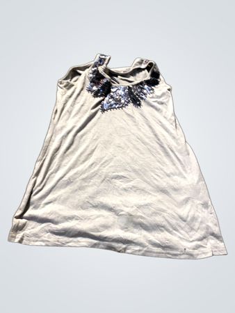 Graues Tanktop mit Paillettenverzierung am Ausschnitt.