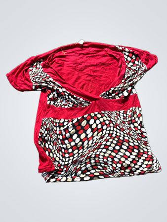 Rotes Oberteil mit Punkte-Akzenten