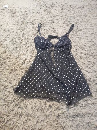 Schwarze und weiße gepunktete Chemise