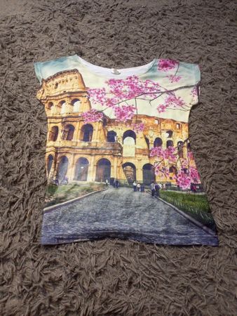 T-Shirt mit Kolosseum und Kirschblütenprint