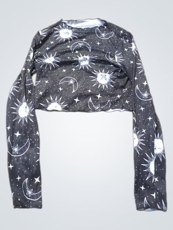 Schwarzes langärmliges Cropped-Top mit himmlischem Druck