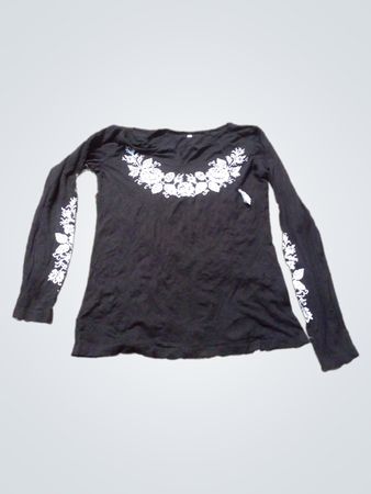 Schwarzes Langarmshirt mit weißer Blumenstickerei