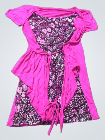 Rosa Kleid mit Blumenmuster und Bindung