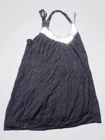 Schwarzes Tanktop mit weißem verziertem Ausschnitt
