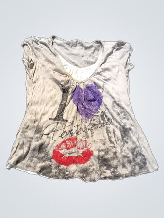 Graues T-Shirt mit "I Love Paris"-Grafik und roten Lippen