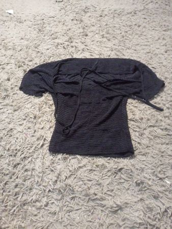 Schwarzes, schulterfreies Strickoberteil mit Bindedetails