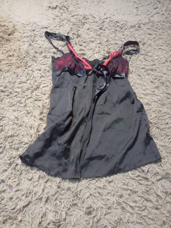 Schwarze und rote Spitzenchemise