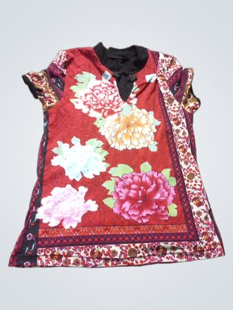 Rotes Blumenmuster-Top