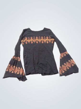 Schwarzes Langarmshirt mit aufwendiger Verziehrung