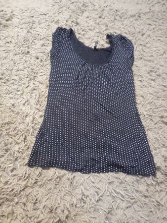 Schwarzes und weißes Polka-Dot-T-Shirt