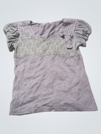 Graues T-Shirt mit Spitzenüberzug