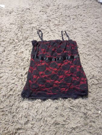 Schwarzes und rotes Spitzen-Cami