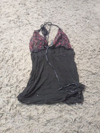 Schwarzes Top mit roten Spitzendetails