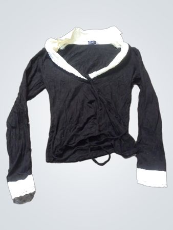Schwarzes Langarmhemd mit weißem Kragen und Manschetten