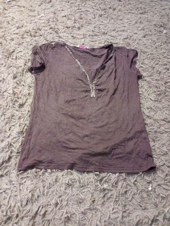 Braunes T-Shirt mit dekorativem Ausschnitt
