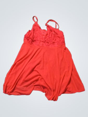 Rote Spaghetti-Top mit Spitzenverzierung