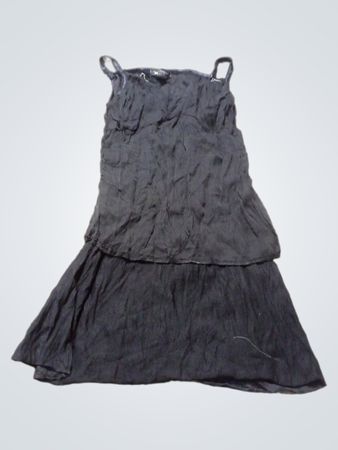 Schwarzes geschichtetes Tankkleid