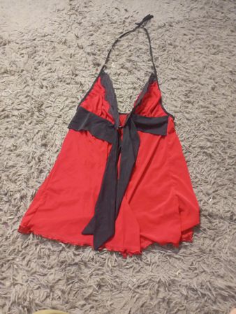 Roter Halter-Babydoll mit schwarzem Saum und Schleife