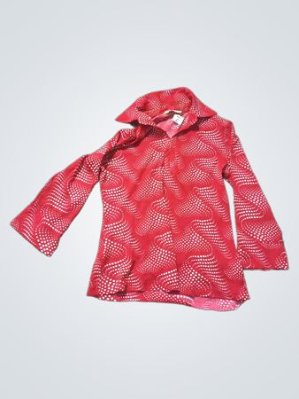 Rotes langärmliges Hemd mit weißen Punkten.
