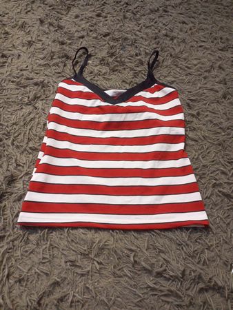 Rot und weißgestreiftes Trägershirt