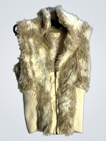 Charlotte Russe Damen Kunstfell- und Rippstrickweste