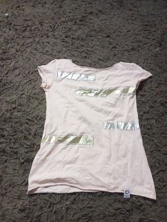Rosa T-Shirt mit silbernen Verzierungen