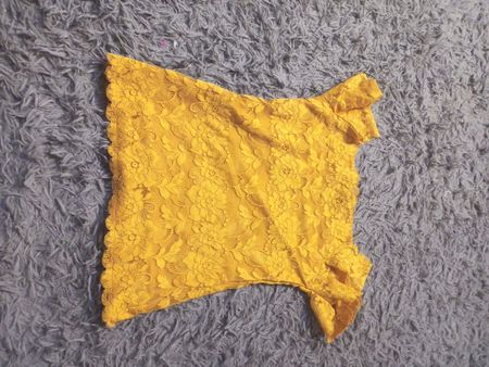 Gelbes Spitzen-Crop-Top