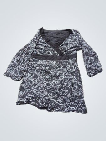 Schwarz-weiß gemustertes Kleid