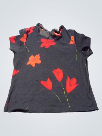 Schwarzes T-Shirt mit rotem und orangefarbenem Blumenmuster