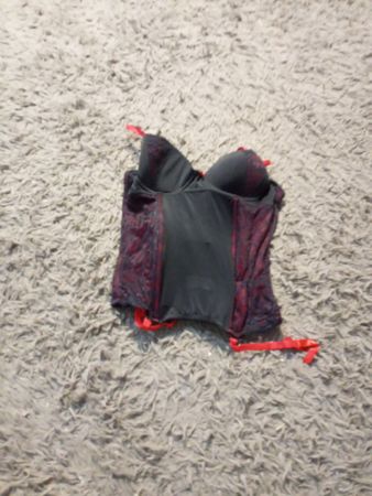 Schwarzes und rotes Korsett