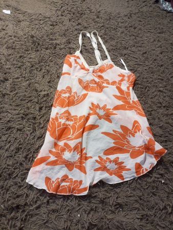 Weiße und orangefarbene Blumenmuster-Top