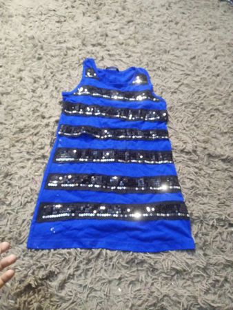 Blaues Kleid mit schwarzen Pailletten