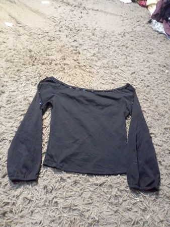 Schwarz schulterfreies Langarmshirt mit besticktem Ausschnitt