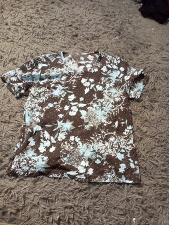 Braun und blau bedrucktes T-Shirt mit Blumenmuster