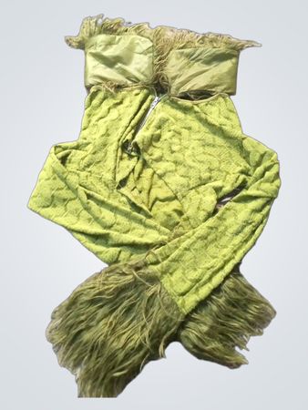Grünes handtuchähnliches Kleidungsstück mit Fellakzenten