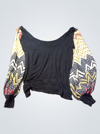 Schwarzes Langarmshirt mit gemusterten Ärmeln