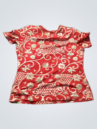 Rotes T-Shirt mit Blumenmuster