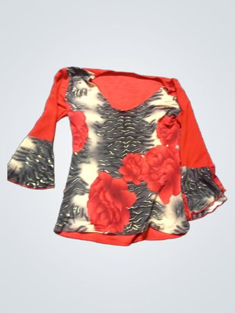 Rotes und blumenmusterlangärmliges Oberteil