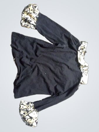 Schwarzes Langarmshirt mit Rüschensaum und -manschetten