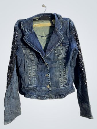 Veste en denim avec des manches en sequins