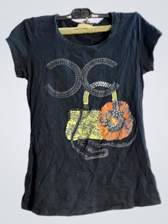 Schwarzes T-Shirt mit grafischem Druck