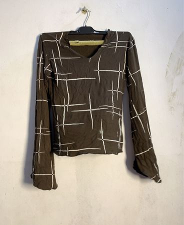 Braunes Langarmhemd mit weißem geometrischen Muster