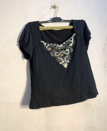 Schwarzes T-Shirt mit samtigem Ausschnitt