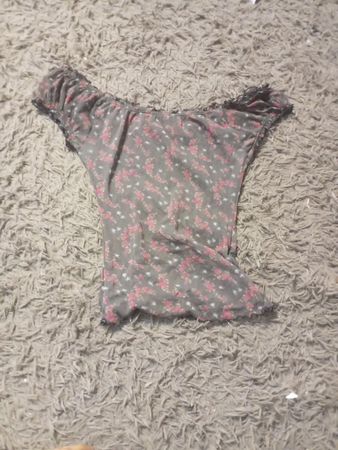 Blumenshirt mit schulterfreien Trägern