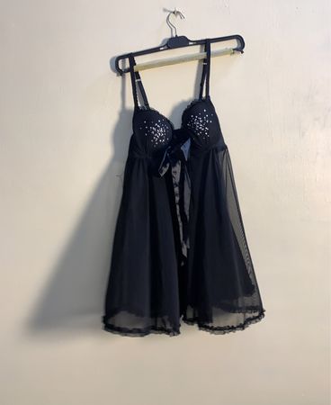 Schwarzes durchscheinendes Babydoll mit Strasssteinen