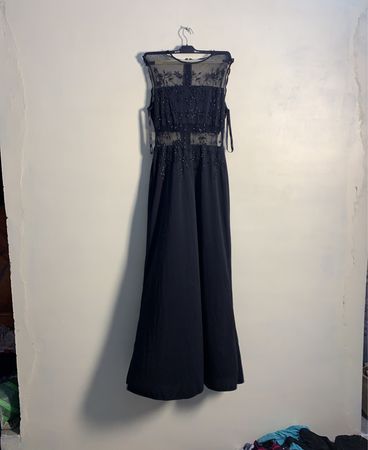 Schwarzes perlenbesetztes Maxikleid mit transparenter Ausschnitt
