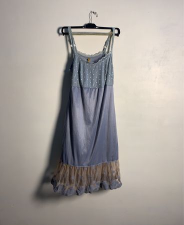 Cremiges Slipkleid mit Spitzenbesatz