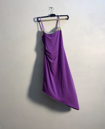 Lila asymmetrisches Kleid mit verziertem Ausschnitt