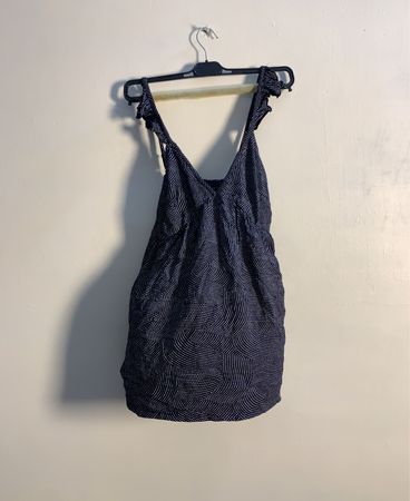 Schwarzes Kleid mit weißen Punkten und Rüschenträgern